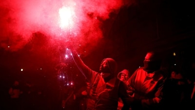 French SNCF workers on strike hold flares during a demonstration against the French government's pension reform plan in Paris as part of a day of national strike and protests in France, January 19, 2023.  REUTERS/Sarah Meyssonnier     TPX IMAGES OF THE DAY (REUTERS)