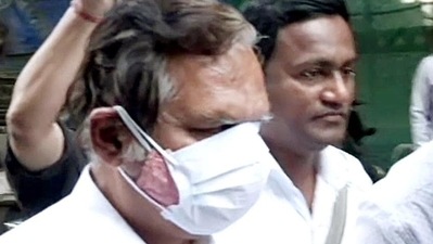 )File) Central Bureau of Investigation (CBI) officials produce Videocon chairman Venugopal Dhoot before the CBI court in connection with the ICICI Bank-Videocon loan fraud case, (ANI) )File) Central Bureau of Investigation (CBI) officials produce Videocon chairman Venugopal Dhoot before the CBI court in connection with the ICICI Bank-Videocon loan fraud case, (ANI)