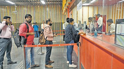 Mumbai, India - January 20, 2023: Mumbai Metro Route 2A and 7 operations starts from 4 pm in the presence of Metropolitan Commissioner S.V.R. Srinivas from Gundavali Metro Station, in Andheri, in Mumbai, India, on Friday, January 20, 2023. (Photo by Vijay Bate/HT Photo) (HT PHOTO) Mumbai, India - January 20, 2023: Mumbai Metro Route 2A and 7 operations starts from 4 pm in the presence of Metropolitan Commissioner S.V.R. Srinivas from Gundavali Metro Station, in Andheri, in Mumbai, India, on Friday, January 20, 2023. (Photo by Vijay Bate/HT Photo) (HT PHOTO)
