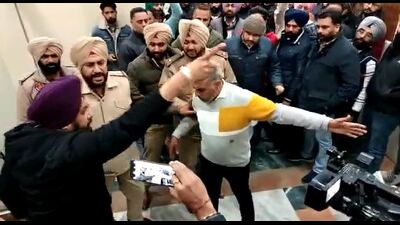 Noticing the melee, sub-divisional magistrate (SDM) Ravinder Singh called off the Kharar MC meeting. (HT) Noticing the melee, sub-divisional magistrate (SDM) Ravinder Singh called off the Kharar MC meeting. (HT)