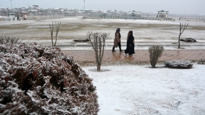 Kashmir witnessed fresh snowfall on Friday that led to the closure of the Srinagar-Jammu national highway and impacted flight operations to and from the Valley. (PTI) Kashmir witnessed fresh snowfall on Friday that led to the closure of the Srinagar-Jammu national highway and impacted flight operations to and from the Valley. (PTI)