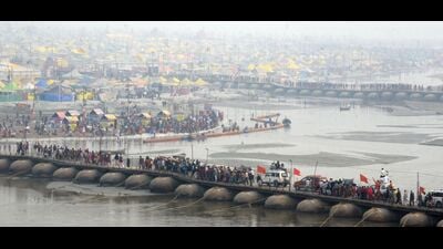 Pilgrims pouring in at the Sangam in Prayagraj on Friday. (HT Photo) Pilgrims pouring in at the Sangam in Prayagraj on Friday. (HT Photo)
