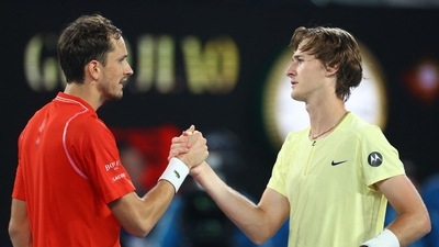 Tennis - Australian Open - Melbourne Park, Melbourne, Australia - January 21, 2023 Sebastian Korda of the U.S. shakes hands with Russia's Daniil Medvedev  after winning his third round match REUTERS/Hannah Mckay (REUTERS)