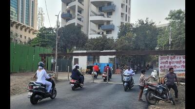 Though Pune Municipal Corporation (PMC) recently reopened the riverside road passing through the Rajput slum near Mhatre Bridge in Erandwane for traffic, it has again installed bollards to stop four-wheelers on this stretch. (PRATHAM GOKHALE/ HT PHOTO)