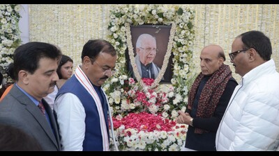 Union defence minister Rajnath Singh paying tributes to former West Bengal Governor Pt Keshari Nath Tripathi on his 13th day post death ritual. (HT)