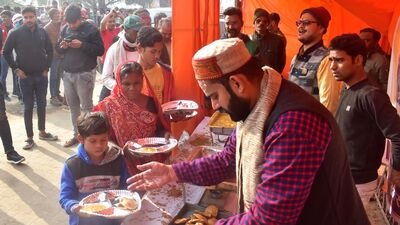 Volunteers serving food to pilgrims at a camp in Magh mela-2023 in Prayagraj (Anil Kumar Maurya/HT) Volunteers serving food to pilgrims at a camp in Magh mela-2023 in Prayagraj (Anil Kumar Maurya/HT)