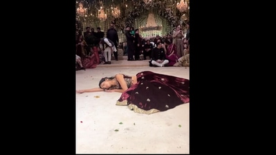 Woman dances to Ang laga de at a wedding. (Instagram/@natalia.calling) Woman dances to Ang laga de at a wedding. (Instagram/@natalia.calling)