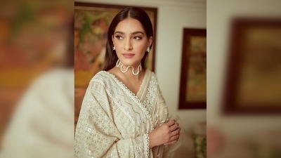Sonam Kapoor paired her 6-yards with a magnificently embroidered chikankari dupatta which she elegantly draped on one shoulder. (Instagram/@sonamkapoor) Sonam Kapoor paired her 6-yards with a magnificently embroidered chikankari dupatta which she elegantly draped on one shoulder. (Instagram/@sonamkapoor)