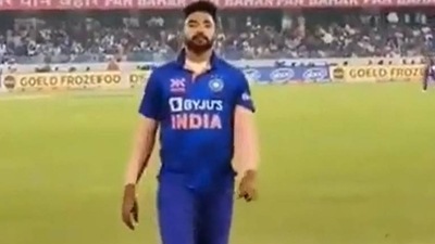 Screengrab of the video where fans chanted " Hyderabad, Sikanderabad, Siraj bhai jindabad" for Siraj (Twitter) Screengrab of the video where fans chanted " Hyderabad, Sikanderabad, Siraj bhai jindabad" for Siraj (Twitter)