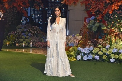 Katrina Kaif poses for paparazzi. Katrina Kaif poses for paparazzi.