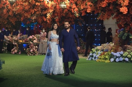 Deepika Padukone-Ranveer Singh, Gauri-Aryan Khan more bring Bollywood glam  to Anand Ambani's engagement party. See pics | Bollywood