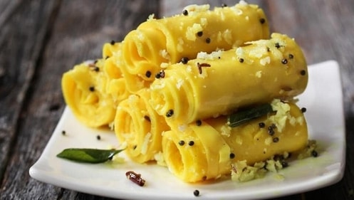 A savory snack made from gram flour and yogurt, Khandvi is a popular Gujarati dish that is typically served as an appetizer. (Shutterstock)