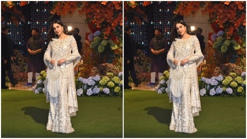 Sara posed for the cameras. (HT Photos/Varinder Chawla) Sara posed for the cameras. (HT Photos/Varinder Chawla)
