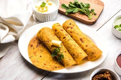 A type of flatbread made with wheat flour, gram flour, and spices, Thepla is a staple food in Gujarat and is often served with chutney or yogurt. (istockphoto)