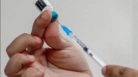 (FILES) In this file photo taken on March 21, 2018 a woman prepares a syringe at a vaccination point against measles in Cucuta, Colombia, at the international brigde Simon Bolivar on the border with Venezuela. Measles, for which more than 1,500 cases have been reported in France in four months, is a life-threatening infectious disease that has been on the upswing in France since the end of 2017. / AFP PHOTO / Schneyder Mendoza (AFP)