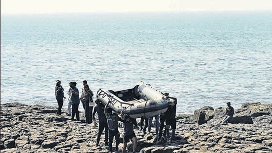 Navy Private Divers Go To Sea Near Bandstand Find Nothing Mumbai