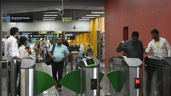 Mumbai, India - January 20, 2023: Mumbai Metro Route 2A and 7 operations starts from 4 pm in the presence of Metropolitan Commissioner S.V.R. Srinivas from Gundavali Metro Station, in Andheri, in Mumbai, India, on Friday, January 20, 2023. (Photo by Vijay Bate/HT Photo) (HT PHOTO)