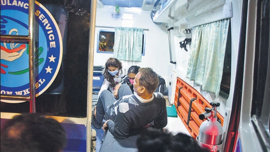 Mumbai, India - January 20, 2023: Videocon group founder and chairman Venugopal Dhoot leaves Arthur Road Jail accompanied by family members in an ambulance after Bombay High Court granted him interim bail in connection with the ICICI Bank-Videocon Loan Fraud case, in Mumbai, India, on Friday, January 20, 2023. (Photo by Bhushan Koyande) (HT PHOTO) Mumbai, India - January 20, 2023: Videocon group founder and chairman Venugopal Dhoot leaves Arthur Road Jail accompanied by family members in an ambulance after Bombay High Court granted him interim bail in connection with the ICICI Bank-Videocon Loan Fraud case, in Mumbai, India, on Friday, January 20, 2023. (Photo by Bhushan Koyande) (HT PHOTO)