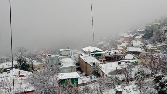 Snow covered Joshimath on Friday amid land subsidence crisis. (HT Photo/Rajeev Kala)