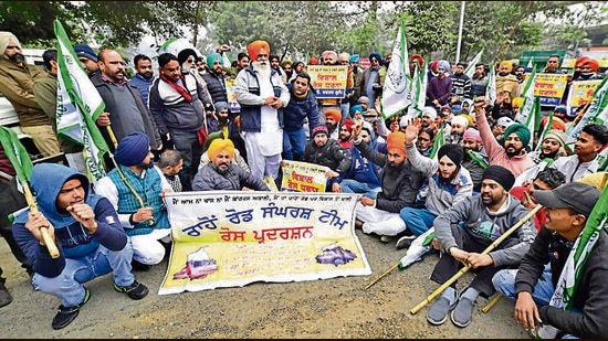 The five farm bodies held a discussion and called upon the Punjabis to come forward for saving the water and environment. (HT file photo)