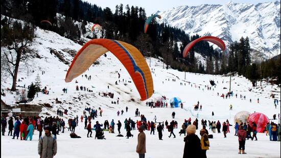 Tourists at the Solang valley In Manali after fresh snowfall on Thursday. Solang got six inches of snow overnight. (Aqil Khan/HT)