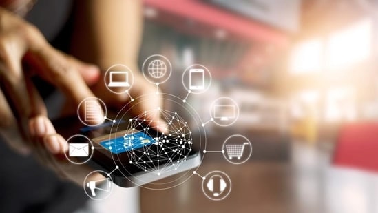 A parliamentary committee wants the government to give incentives for use of digital payment tools like phone apps, e-wallets, credit cards.(Getty Images/iStockphoto)