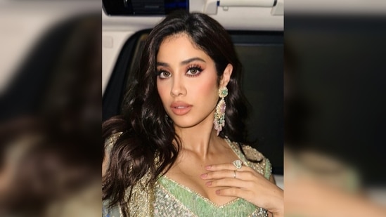 Janhvi Kapoor glammed up in matching danglers and opted for the soft glam makeup look. (Instagram/@janhvikapoor)