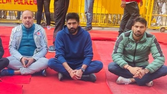 Boxer Vijender Singh at Delhi's Jantar Mantar.(Source: @boxervijender)