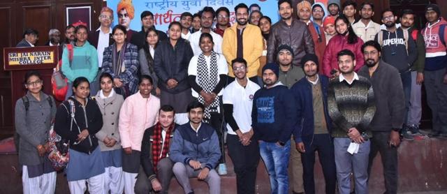 Shreedhar Dubey with students and teachers of Shri Jai Narayan Mishra PG College (KKC) Shreedhar Dubey with students and teachers of Shri Jai Narayan Mishra PG College (KKC)