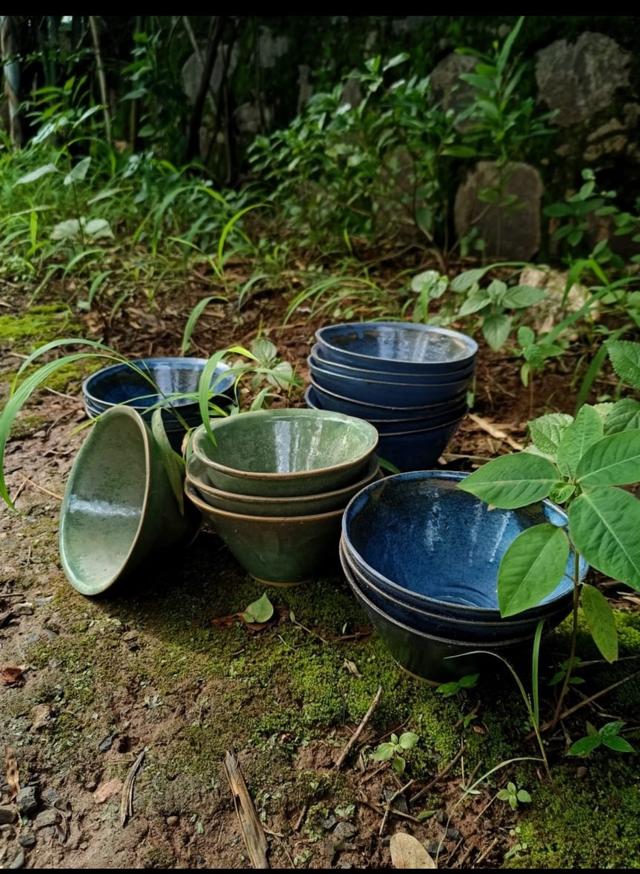 Rohit Kulkarni and Bhairavi Naik of Curator’s of Clay came up with a Lonavala-inspired glaze called Sahyadri green which is a mottled colour of different shades of green. Rohit Kulkarni and Bhairavi Naik of Curator’s of Clay came up with a Lonavala-inspired glaze called Sahyadri green which is a mottled colour of different shades of green.