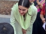 Sara Ali Khan cut cakes and sang with NGO kids on Sushant Singh Rajput's birth anniversary. Sara Ali Khan cut cakes and sang with NGO kids on Sushant Singh Rajput's birth anniversary.