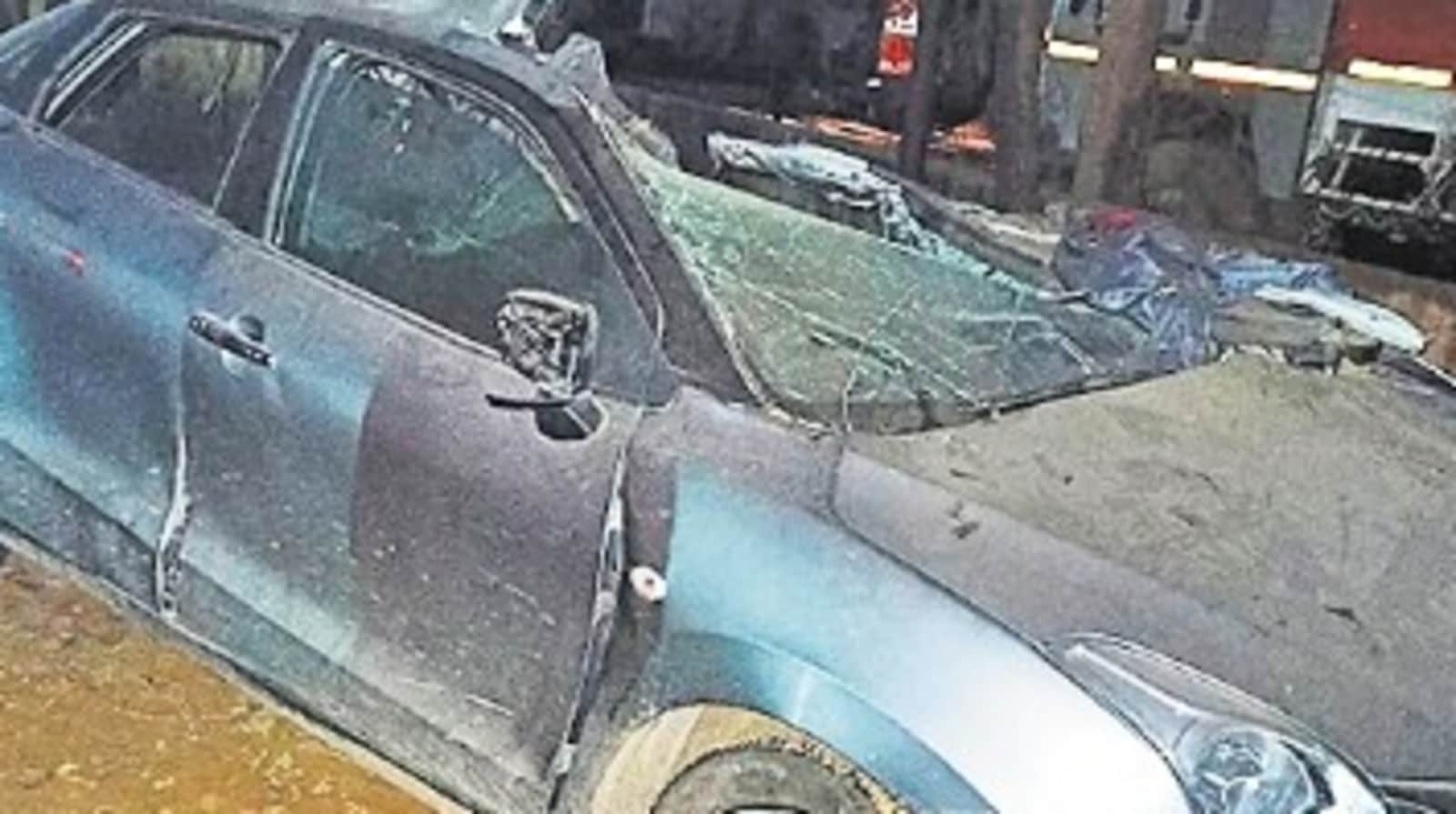 3 friends killed, 2 hurt as car rams into a parked truck on expressway ...