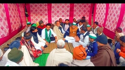 Farmers on dharna. (HT)
