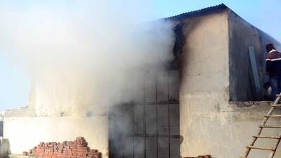Fearing the structure of store may collapse due to excessive heat caused by fire, Ludhiana police cordoned the area and restricted the entry of people near the building. (HT PHOTO)