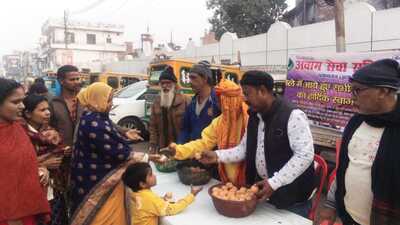 Food as well as snacks being distributed to pilgrims on the roadside in Prayagraj on Saturday. (HT photo) Food as well as snacks being distributed to pilgrims on the roadside in Prayagraj on Saturday. (HT photo)
