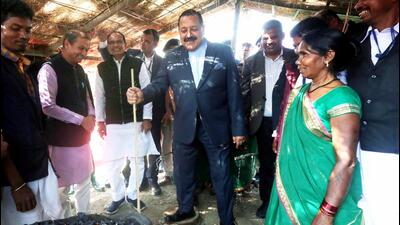 Jitendra Singh, the Union minister of state for science and technology and earth science, and Madhya Pradesh chief minister Shivraj Singh Chouhan visit a stall during the inauguration of a mega expo during the 8th India International Science Festival, in Bhopal on Saturday. (ANI) Jitendra Singh, the Union minister of state for science and technology and earth science, and Madhya Pradesh chief minister Shivraj Singh Chouhan visit a stall during the inauguration of a mega expo during the 8th India International Science Festival, in Bhopal on Saturday. (ANI)
