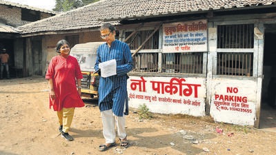 Navi Mumbai, India - January 08, 2023: Eminent author, writer, novelist and journalist Jerry Pinto walks the streets of Panvel with friend Smita Dalvi, in Navi Mumbai, India, on Sunday, January 08, 2023. (Photo by Bachchan Kumar/HT PHOTO) (HT PHOTO)