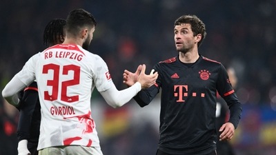 Bayern Munich's Thomas Muller shakes hands with RB Leipzig's Josko Gvardiol after the match (REUTERS)