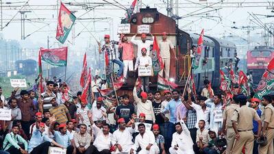 The nationwide agitation on Indian Railways is allegedly owing to important elements which are pending with the government since last 5 to 6 years. “We are holding this meet on Monday where several issues affecting the rail employees will be discussed,” said Sharif Pathan of Western Railway Mazdoor Sangh (HT Archives) The nationwide agitation on Indian Railways is allegedly owing to important elements which are pending with the government since last 5 to 6 years. “We are holding this meet on Monday where several issues affecting the rail employees will be discussed,” said Sharif Pathan of Western Railway Mazdoor Sangh (HT Archives)
