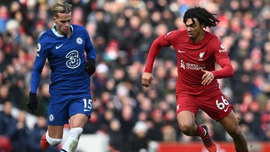 Chelsea's Ukrainian midfielder Mykhailo Mudryk (L) fights for the ball with Liverpool's English defender Trent Alexander-Arnold (R)(AFP)