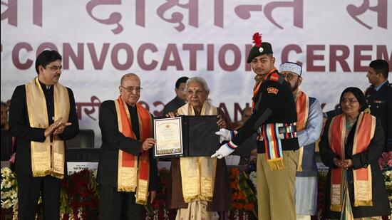 Uttar Pradesh governor Anandiben Patel, former ISRO chairman K Kasturirangan and others at the Lucknow University convocation ceremony on Saturday. (DEEPAK GUPTA/HT PHOTO)