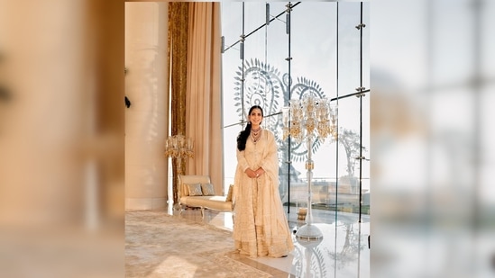 Isha Ambani kept her look chic and wore minimal makeup with half-open hairdo. (Instagram/@stylebyami)