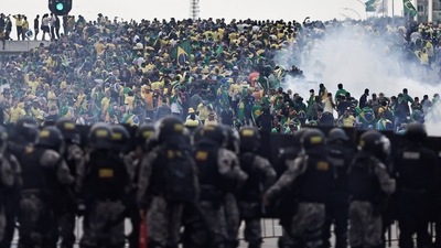 Security forces stand guard as Bolsanaro supporters demonstrate against President Lula da Silva, in Planalto Palace, in Brasilia, on January 8. (Ueslei Marcelino / Reuters) Security forces stand guard as Bolsanaro supporters demonstrate against President Lula da Silva, in Planalto Palace, in Brasilia, on January 8. (Ueslei Marcelino / Reuters)