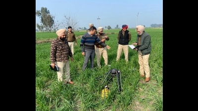A team of police during the recovery of a hexacopter from a field in Kakkar village in Amritsar on Sunday, (Photo by/Hindustan Times) (HT photo) A team of police during the recovery of a hexacopter from a field in Kakkar village in Amritsar on Sunday, (Photo by/Hindustan Times) (HT photo)