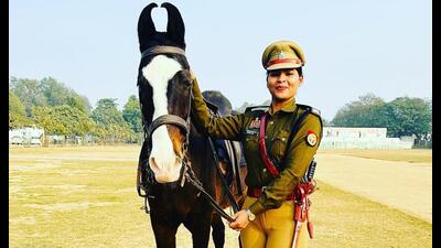 Assistant commissioner of police (ACP) Priyashree Pal with Alexander in Varanasi. (Twitter) Assistant commissioner of police (ACP) Priyashree Pal with Alexander in Varanasi. (Twitter)