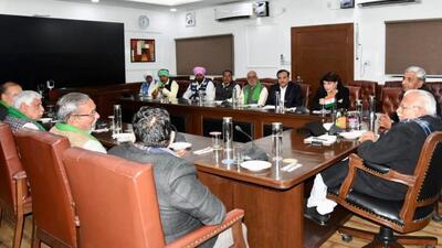 Haryana CM Manohar Lak Khattar meets a delegation of farmers amid cane growers ongoing agitation, on Sunday. (HT Photo)