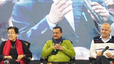 Delhi Chief Minister Arvind Kejriwal tweeted about the event with government school teachers. Delhi Chief Minister Arvind Kejriwal tweeted about the event with government school teachers.