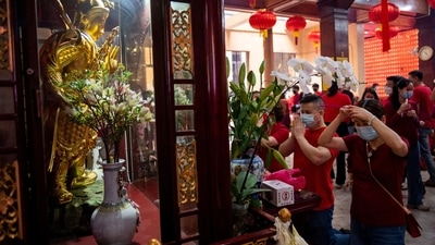 Residents and tourists thronged pedestrian streets in the Qianmen area near Tiananmen Square.&nbsp; (REUTERS)