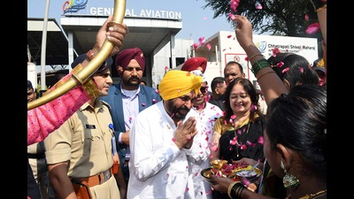 Punjab Chief Minister Bhagwant Mann being welcomed upon his arrival, in Mumbai on Sunday. (ANI Photo) (ANI photo) Punjab Chief Minister Bhagwant Mann being welcomed upon his arrival, in Mumbai on Sunday. (ANI Photo) (ANI photo)