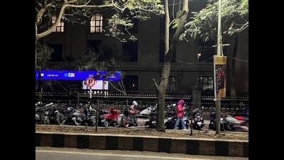 Residents have complained about bikes being parked in ‘no parking’ areas and on footpaths due to street food sellers. (HT PHOTO) Residents have complained about bikes being parked in ‘no parking’ areas and on footpaths due to street food sellers. (HT PHOTO)